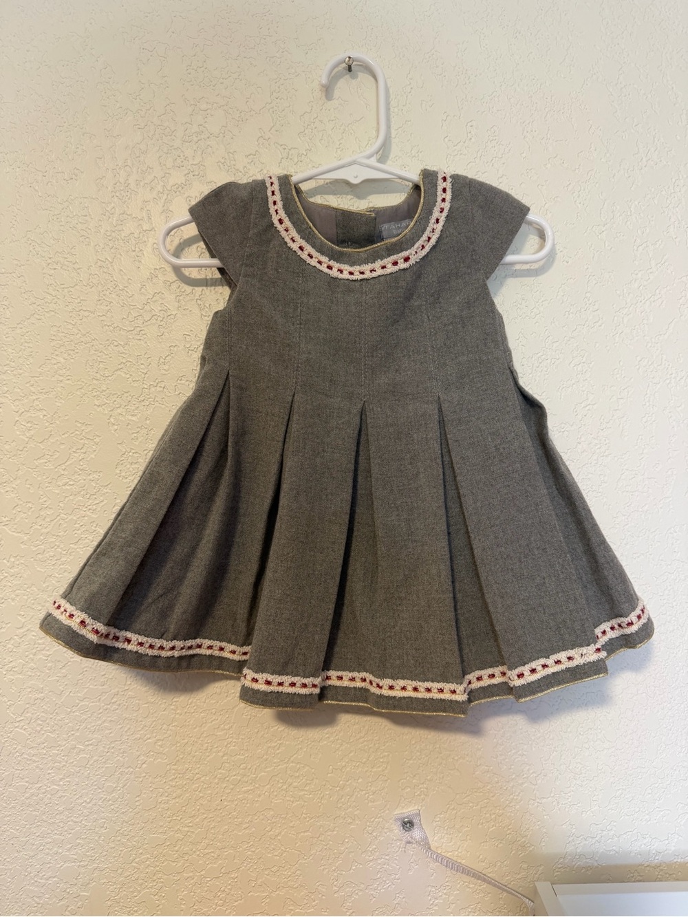 Tahari Baby Girl Gray Pleated Cap Sleeve Button Back Dress 12 Months